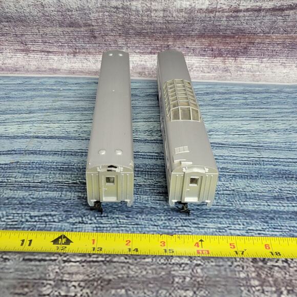 Vintage H.O Train Car Amtrak passenger observation Train car silver, red, & Blue - Picture 10 of 12